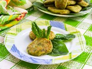 Рецепта Пържени вегетариански спаначени кюфтета с картофи и магданоз